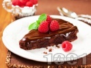 Рецепта Шоколадов сладкиш с крем от нишесте и какао украсен с шоколадова глазура и малини